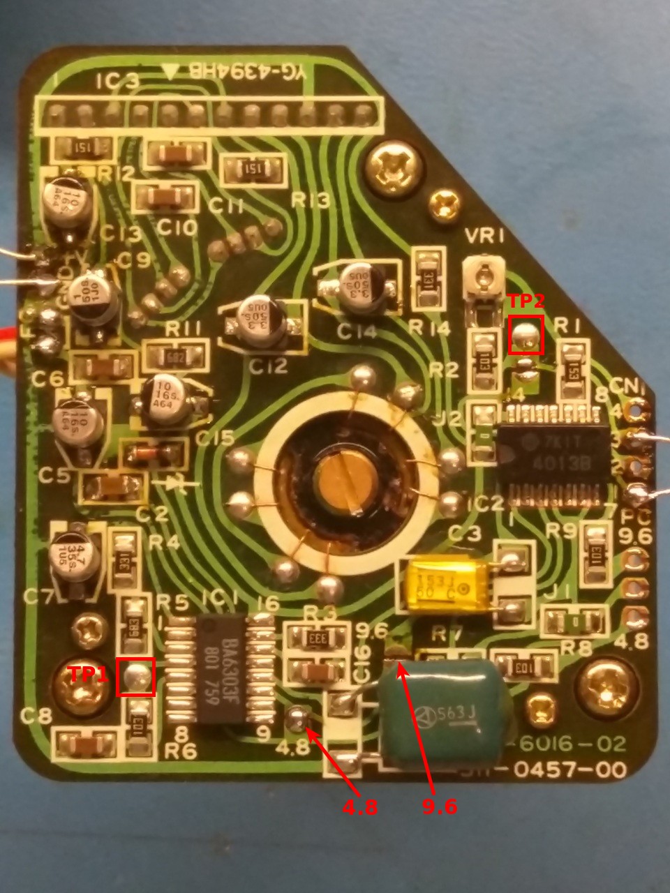 Capstan board with locations of TP1 and TP2, as well as solder jumpers to select either 4.8 or 9.6 cm/s tape speed. Only one jumper should be shorted at a time!